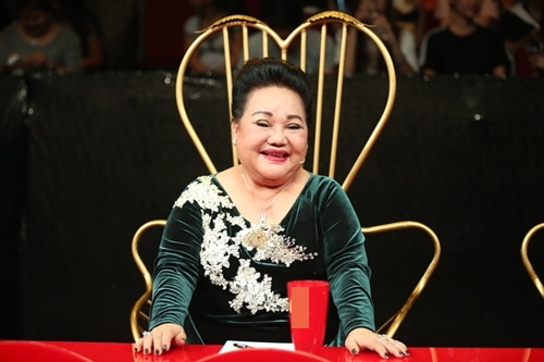 Nhạc sĩ 70 tuổi Đức Huy đưa vợ kém mình 44 tuổi và con trai nhỏ tới trường quay - 7