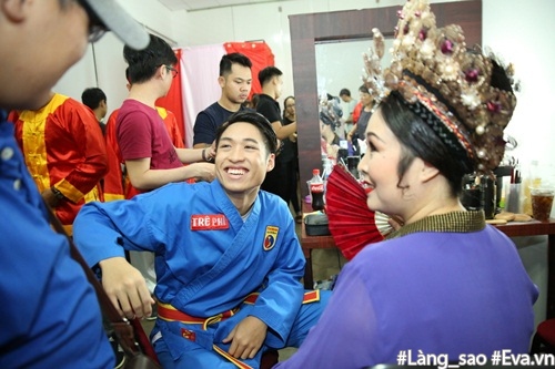 Nhạc sĩ 70 tuổi Đức Huy đưa vợ kém mình 44 tuổi và con trai nhỏ tới trường quay - 12