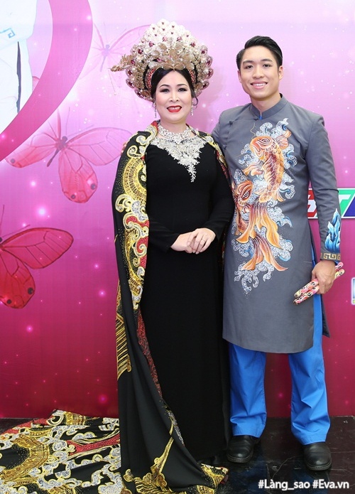 Nhạc sĩ 70 tuổi Đức Huy đưa vợ kém mình 44 tuổi và con trai nhỏ tới trường quay - 13