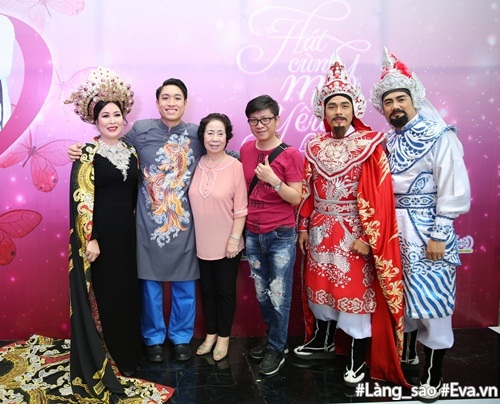 Nhạc sĩ 70 tuổi Đức Huy đưa vợ kém mình 44 tuổi và con trai nhỏ tới trường quay - 14