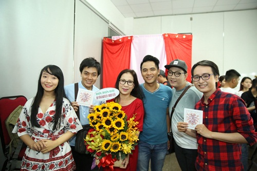 Nhạc sĩ 70 tuổi Đức Huy đưa vợ kém mình 44 tuổi và con trai nhỏ tới trường quay - 9