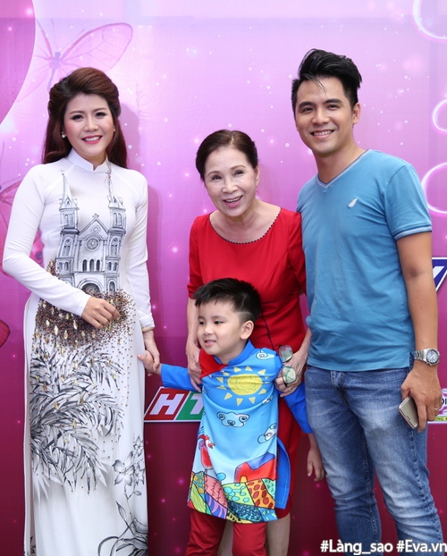 Nhạc sĩ 70 tuổi Đức Huy đưa vợ kém mình 44 tuổi và con trai nhỏ tới trường quay - 11