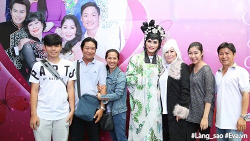 Nhạc sĩ 70 tuổi Đức Huy đưa vợ kém mình 44 tuổi và con trai nhỏ tới trường quay - 16