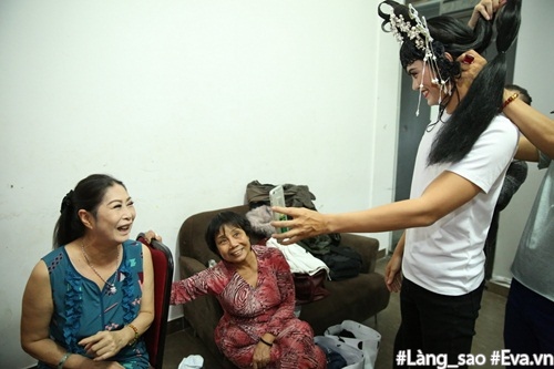 Nhạc sĩ 70 tuổi Đức Huy đưa vợ kém mình 44 tuổi và con trai nhỏ tới trường quay - 18