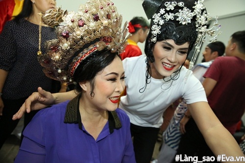 Nhạc sĩ 70 tuổi Đức Huy đưa vợ kém mình 44 tuổi và con trai nhỏ tới trường quay - 19