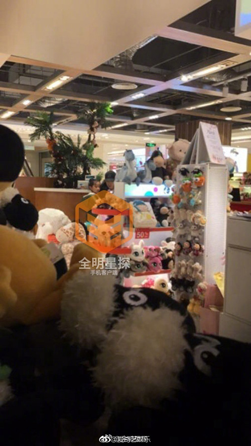 Lộ ảnh Lục Nhĩ Hào amp;#34;Tân dòng sông ly biệtamp;#34; cặp với gái trẻ, phản bội vợ - 2