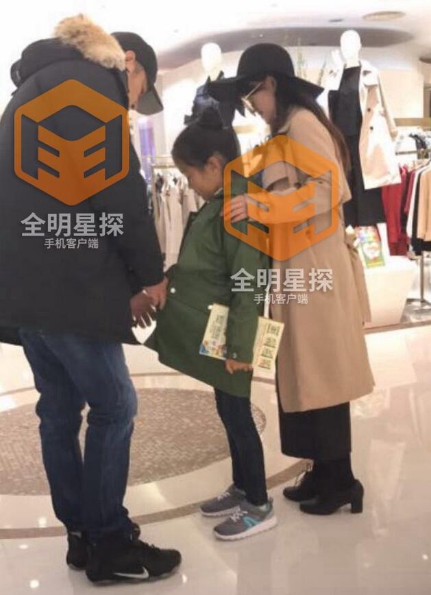 Lộ ảnh Lục Nhĩ Hào amp;#34;Tân dòng sông ly biệtamp;#34; cặp với gái trẻ, phản bội vợ - 3