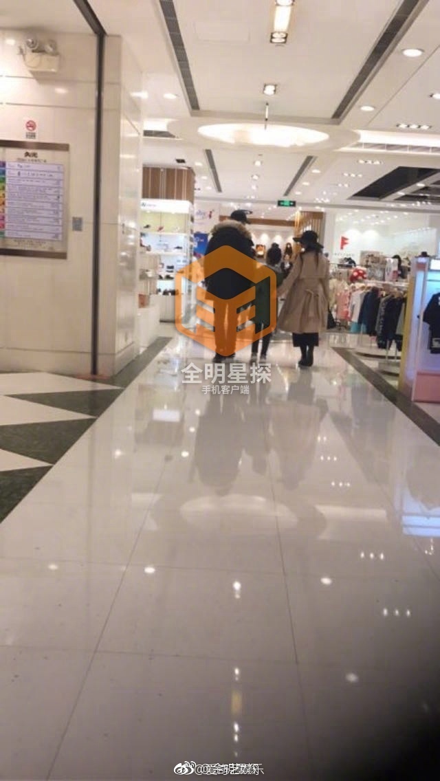 Lộ ảnh Lục Nhĩ Hào amp;#34;Tân dòng sông ly biệtamp;#34; cặp với gái trẻ, phản bội vợ - 4