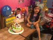 Làng sao - Sinh nhật 4 tuổi, con gái Ốc Thanh Vân ước mẹ ở nhà giặt đồ, không đi diễn xa