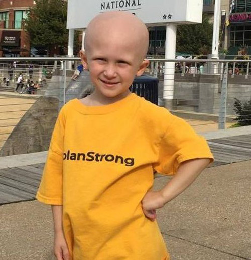 Không muốn xa mẹ, cậu bé ung thư kê gối nằm chờ trước cửa phòng tắm và ra đi mãi mãi - 1