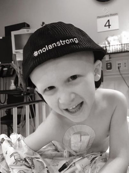 Không muốn xa mẹ, cậu bé ung thư kê gối nằm chờ trước cửa phòng tắm và ra đi mãi mãi - 3