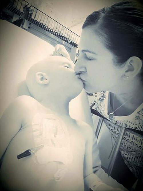 Không muốn xa mẹ, cậu bé ung thư kê gối nằm chờ trước cửa phòng tắm và ra đi mãi mãi - 2