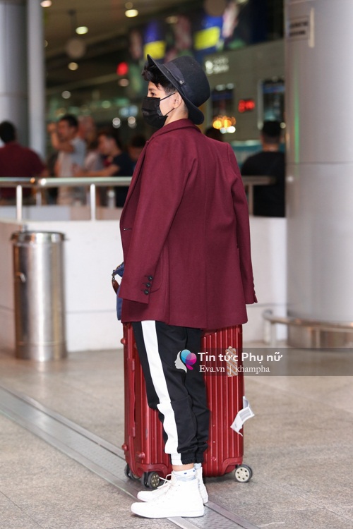 Vũ Cát Tường bịt khẩu trang kín mít ở sân bay đi London - 3