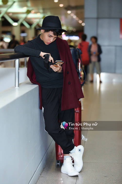 Vũ Cát Tường bịt khẩu trang kín mít ở sân bay đi London - 4