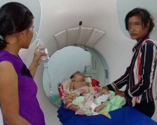 Tin tức 24h nổi bật: Bé gái 11 tháng tuổi bị cuốn vào bánh xe máy vì chiếc khăn amp;#39;sát nhânamp;#39; - 1