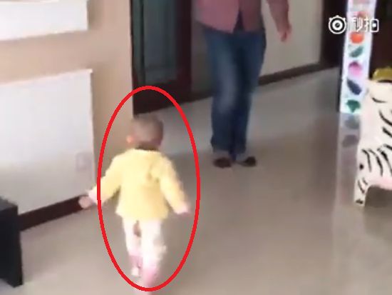 Chỉ 8 giây, cậu nhóc siêu đáng yêu này đã chiếm được cảm tình của hàng nghìn dân mạng - 1