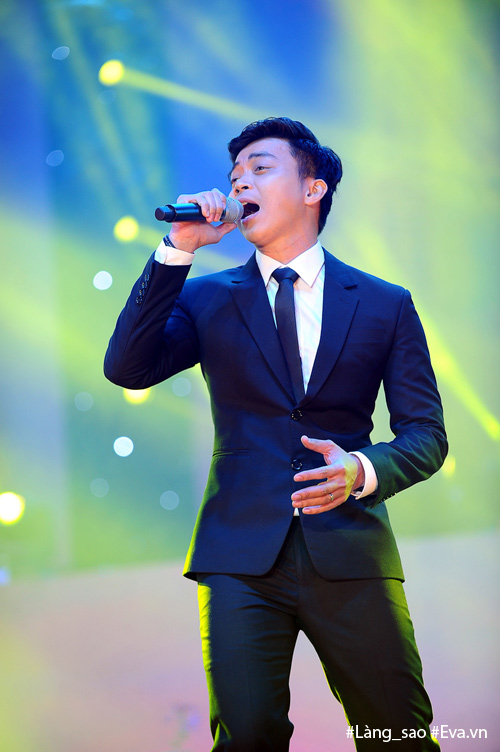 Chồng và 2 con song sinh ngồi bệt dưới đất để cổ vũ Hồng Nhung - 11