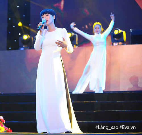 Chồng và 2 con song sinh ngồi bệt dưới đất để cổ vũ Hồng Nhung - 12