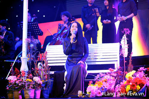 Chồng và 2 con song sinh ngồi bệt dưới đất để cổ vũ Hồng Nhung - 10