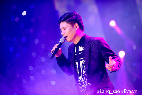 Chồng và 2 con song sinh ngồi bệt dưới đất để cổ vũ Hồng Nhung - 13