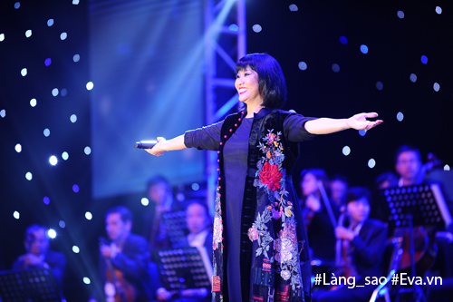 Chồng và 2 con song sinh ngồi bệt dưới đất để cổ vũ Hồng Nhung - 20