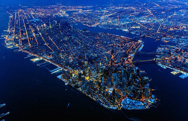 Đảo Manhattan, Mỹ

Nhộn nhịp, đông đúc là những gì mà người ta hình dung về Manhattan. Diện tích của nó chỉ 59 km2, nhưng ước tính khoảng 1,6 triệu người sinh sống. Mật độ dân số vào khoảng 26.879 người/km2.
