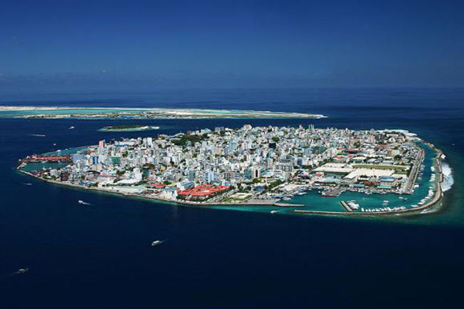 Đảo Male, Maldives

Maldives được coi như một trong những hòn đảo xinh đẹp nhất hành tinh và là thiên đường cho những tuần trăng mật. Nhưng để đến được thiên đường này thì bạn phải đến Male - thủ đô của Maldives trước.  Male khá nhỏ bé với diện tích chỉ khoảng 6 km2 nhưng có tới 133.000 người sinh sống và nó trở thành một trong những khu vực đông dân nhất thế giới.

Ảnh: gadling
