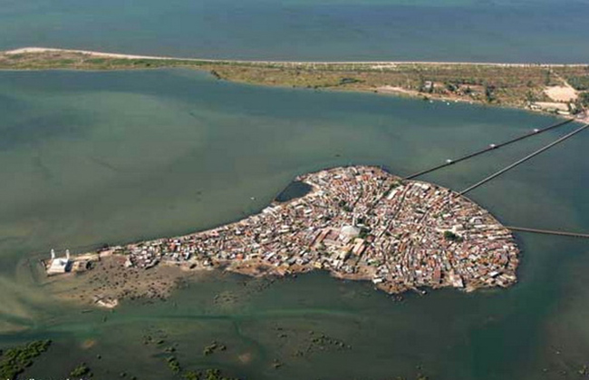 Đảo Fadiouth, Senegal  

Fadiouth là hòn đảo có một thị trấn cùng tên đông đúc ở cuối bờ biển Petite Côte, Senegal. Hòn đảo này nối đất liền bằng một cây cầu gỗ và chỉ dành cho người đi bộ. Người dân trên đảo chủ yếu theo Công giáo, nhưng cũng có một nhóm nhỏ theo đạo Hồi. Dân số lên tới 9.000 người mà chỉ với diện tích 0,15km2.
