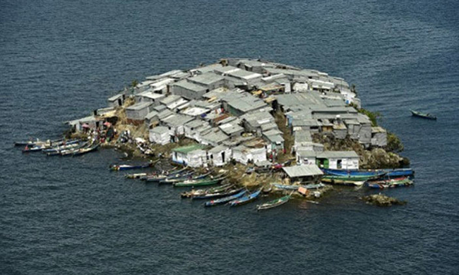 Đảo Migingo

Migingo là hòn đảo siêu nhỏ với diện tích bằng một nửa sân bóng đá tại hồ Victoria, 0,02 km2 và dân số thì lên tới 130 người  Đây là hòn đảo có nhiều tảng đá gồ ghề và thảm thực vật ít ỏi. Migingo được mệnh danh là “Đảo bọc sắt” do nhà cửa xây dựng hoàn toàn bằng sắt.

Ảnh: OddCentral
