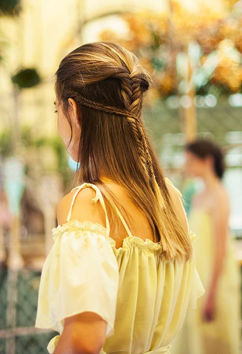 Chẳng cần khéo tay, 5 kiểu tóc vừa dễ làm lại vừa nhanh gọn này sẽ khiến bạn quyến rũ hơn đấy - 1