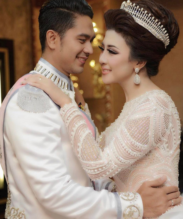 Cô dâu Indonesia bỗng nổi tiếng khắp thế giới nhờ váy cưới đẹp amp;#34;rụng rờiamp;#34; - 7