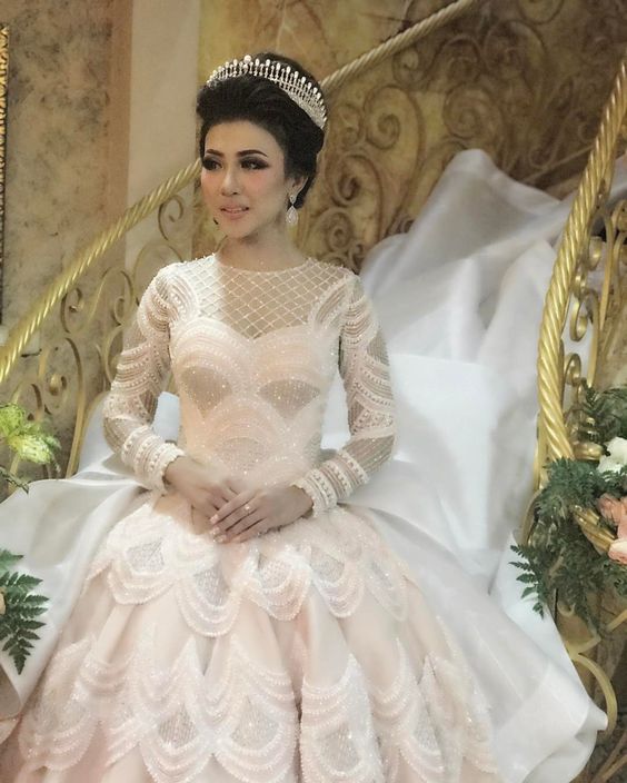 Cô dâu Indonesia bỗng nổi tiếng khắp thế giới nhờ váy cưới đẹp amp;#34;rụng rờiamp;#34; - 2