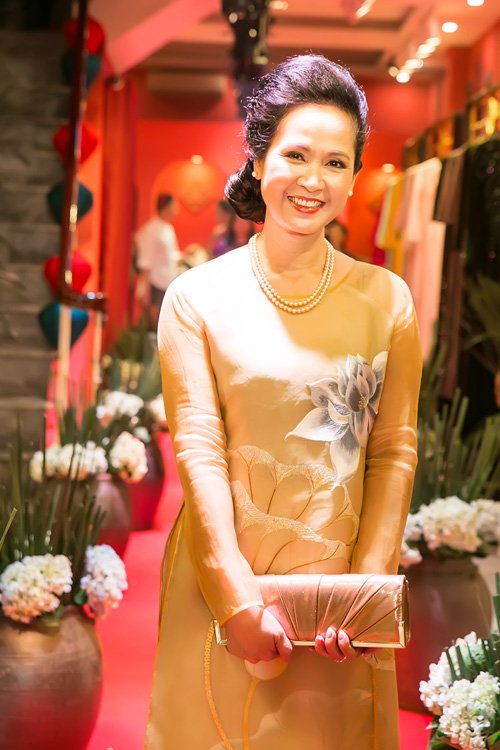Vẻ đẹp đời thực gây bất ngờ của bà mẹ chồng khét tiếng săm soi nhất Việt Nam - 2