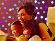 Làng sao - Phi Nhung "nhào tới" ôm hôn con trẻ không ngừng trong hậu trường