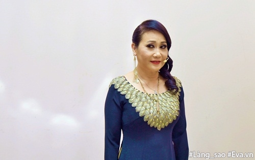 Phi Nhung amp;#34;nhào tớiamp;#34; ôm hôn con trẻ không ngừng trong hậu trường - 8