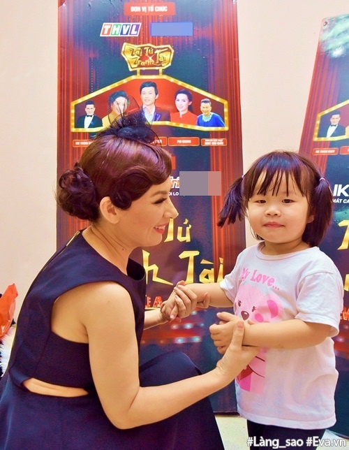 Phi Nhung amp;#34;nhào tớiamp;#34; ôm hôn con trẻ không ngừng trong hậu trường - 5