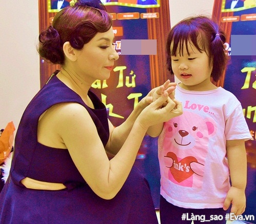 Phi Nhung amp;#34;nhào tớiamp;#34; ôm hôn con trẻ không ngừng trong hậu trường - 6