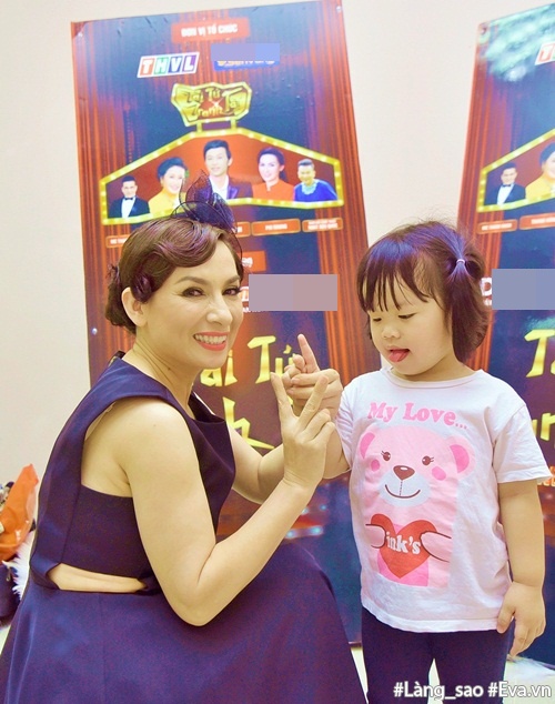 Phi Nhung amp;#34;nhào tớiamp;#34; ôm hôn con trẻ không ngừng trong hậu trường - 4