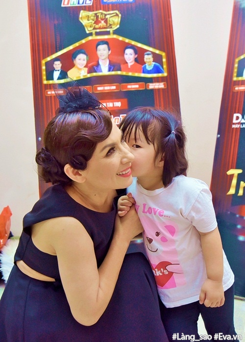 Phi Nhung amp;#34;nhào tớiamp;#34; ôm hôn con trẻ không ngừng trong hậu trường - 3