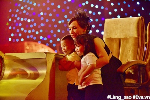 Phi Nhung amp;#34;nhào tớiamp;#34; ôm hôn con trẻ không ngừng trong hậu trường - 1