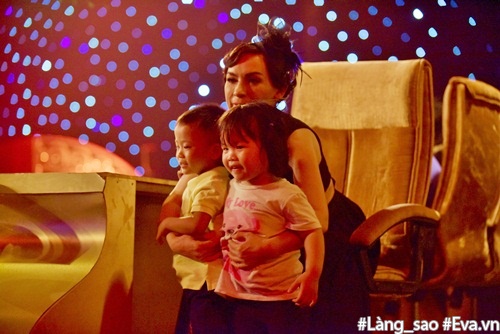 Phi Nhung amp;#34;nhào tớiamp;#34; ôm hôn con trẻ không ngừng trong hậu trường - 2