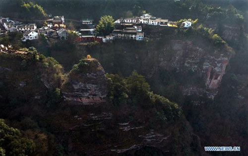 Ngôi làng cheo leo trên vách đá, đẹp tựa chốn amp;#34;bồng lai tiên cảnhamp;#34; - 4
