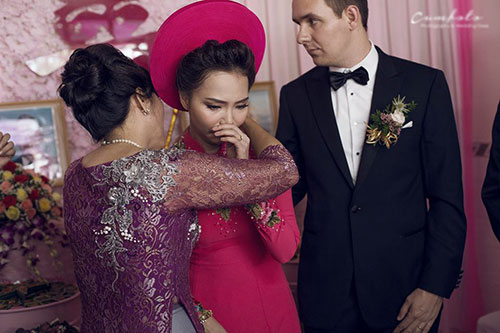 Chú rể mang “500 anh em” trai Tây đi bê tráp, khiến đội nhà gái “rụng rời” vì đẹp ngời ngời - 10