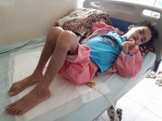 Làm mẹ - Xót xa cảnh cha nhịn đói chăm con suy kiệt vì bị u thận