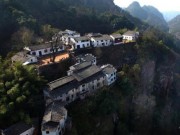 Du lịch - Ngôi làng cheo leo trên vách đá, đẹp tựa chốn "bồng lai tiên cảnh"