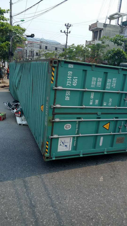 Hãi hùng xe 7 chỗ bị container đè nát, 2 người tử vong tại chỗ - 1