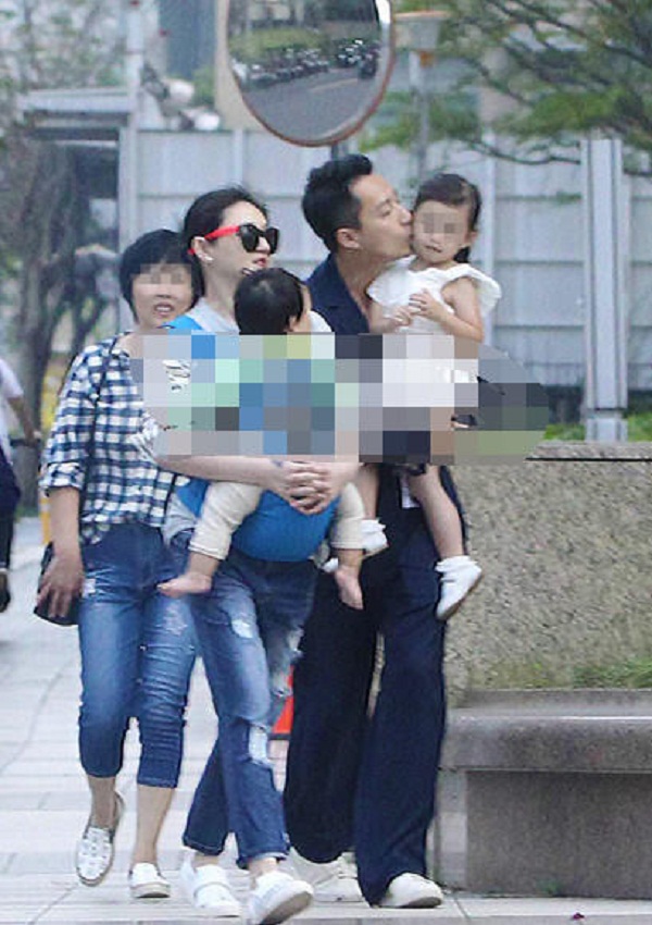 Ngôi sao 24/7: Sinh khó, amp;#34;Thiên kim tiểu thư Hongkongamp;#34; dùng máy hút để sinh con - 6