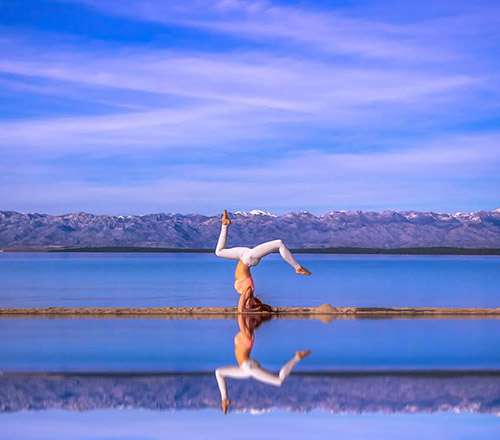 Đau lưng lâu năm, nữ phi công trị liệu bằng cách tập yoga và cái kết ngọt ngào - 3