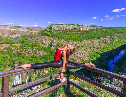 Đau lưng lâu năm, nữ phi công trị liệu bằng cách tập yoga và cái kết ngọt ngào - 4