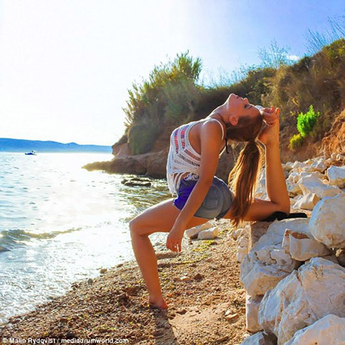 Đau lưng lâu năm, nữ phi công trị liệu bằng cách tập yoga và cái kết ngọt ngào - 6